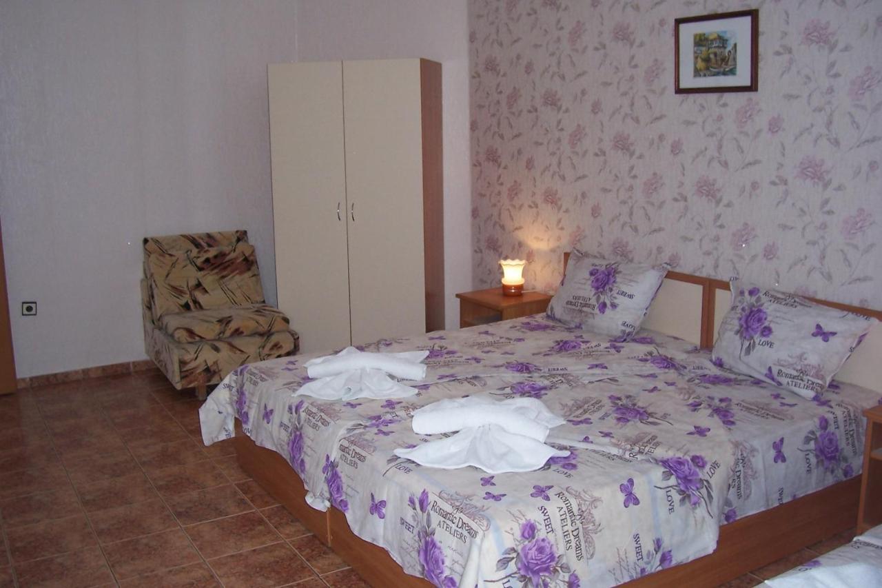 Nelly Guest House Ravda Exterior foto